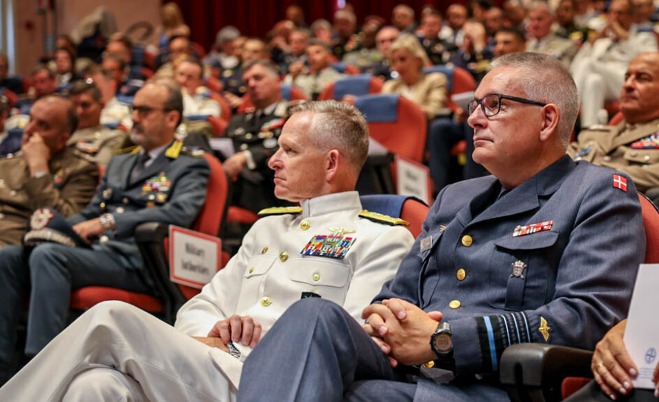 ANNERKJENNELSE: Den danske forsvarssjefen, Flemming Lentfer (til høyre) var også tilstede da Nielsen tok over kommandoen for høyskolen.
