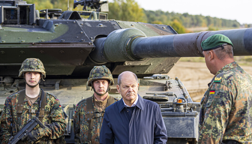 SATSER: Tysklands forbundskansler Olaf Scholz i samtale med personell fra den tyske hæren foran en stridsvogn av typen Leopard 2 under en øvelse i Ostenholz i Tyskland 17. oktober i fjor.