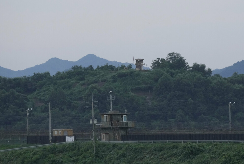 KRYSSET: En nordkoreansk grensepost mot Sør-Korea. En amerikansk soldat som var på omvisning i grenseområdet mellom Nord- og Sør-Korea, tok seg inn i Nord-Korea uten tillatelse og ble pågrepet.