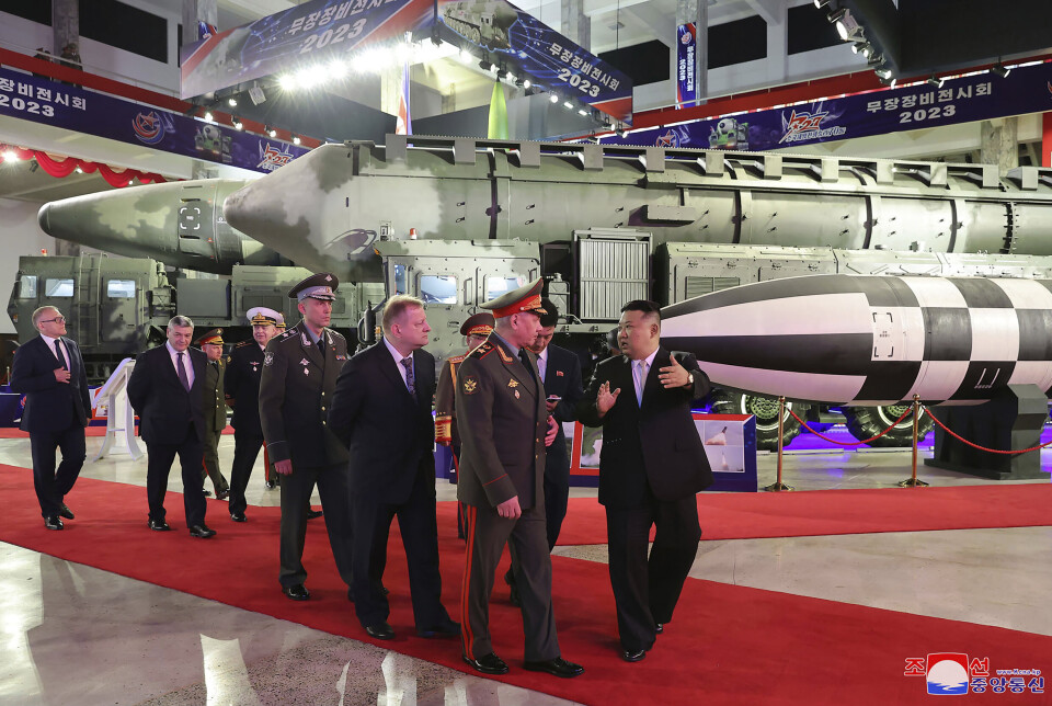 BESØK: Kim Jong-un (til høyre) tok med seg Russlands forsvarsminister Sergej Sjojgu (ved siden av) på en våpenutstilling i Pyongyang onsdag. Bildet er formidlet av de nordkoreanske myndighetene.
