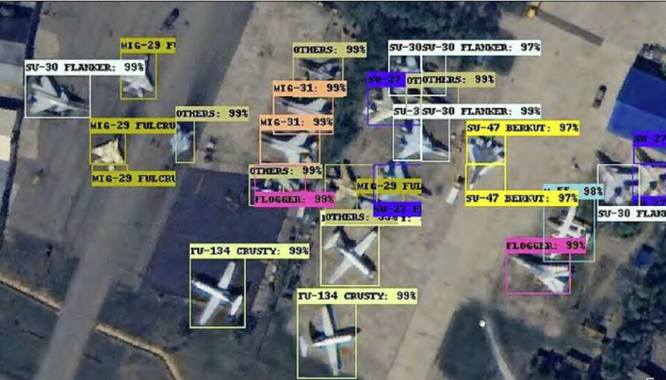 OVERVÅKNING: KI og maskinlæring kan blant annet brukes til å gjenkjenne materiell på
satellittbilder. Bildet viser en algoritme som trenes opp til å gjenkjenne russiske militærfly.