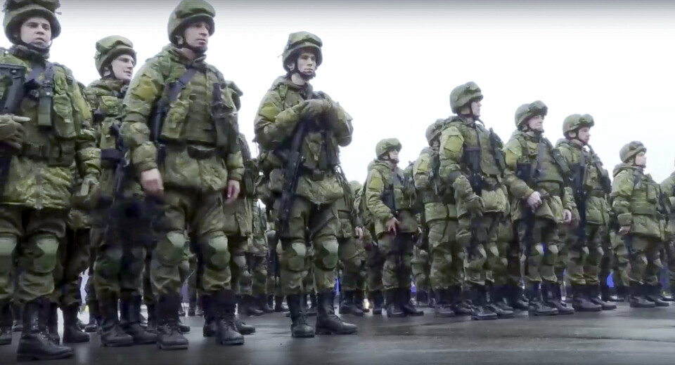 OKTOBER: Dette bildet er distribuert av det russiske forsvarsdepartementet og viser rekrutter oppstilt utenfor Moskva i oktober 2022.