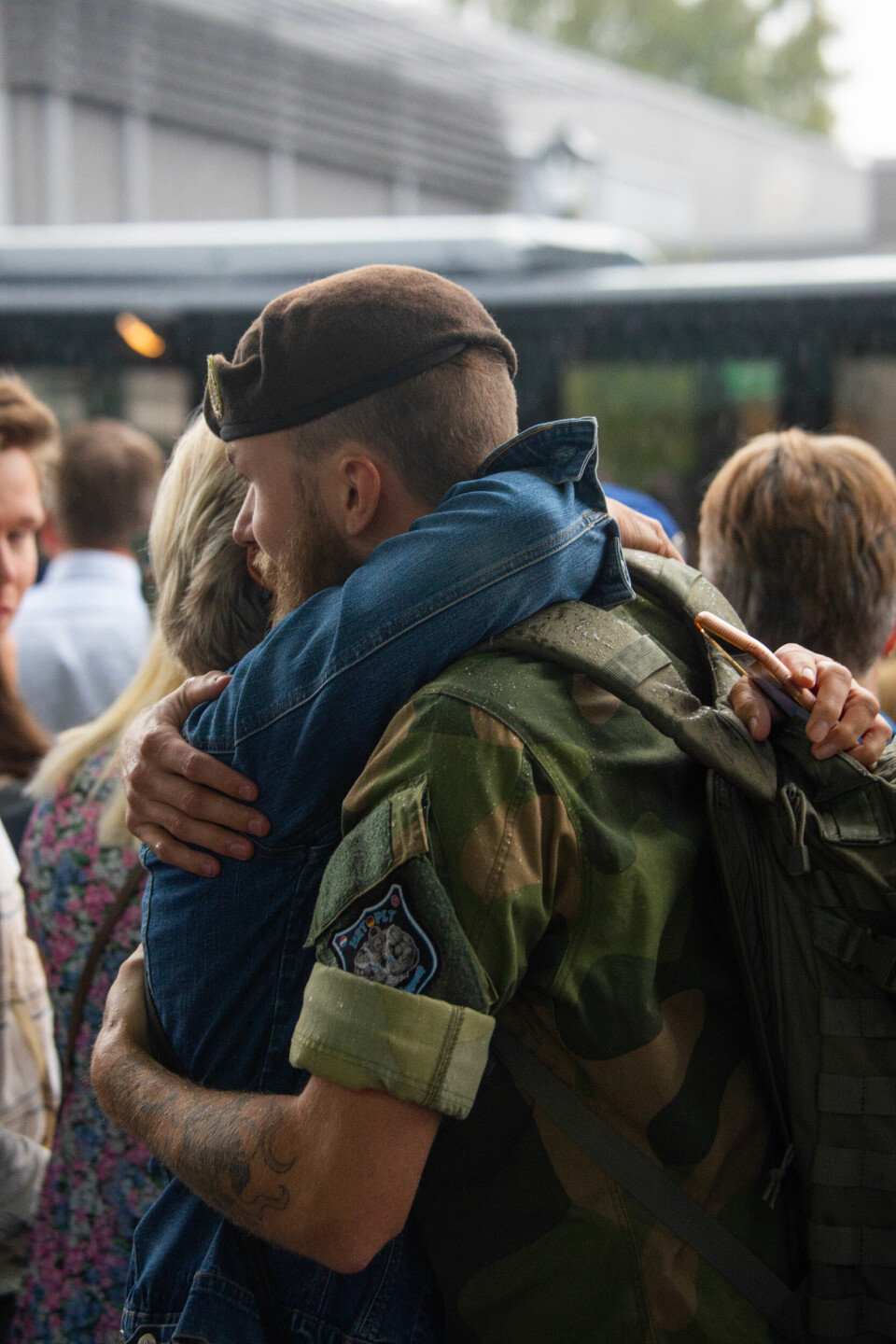 Soldater blir tatt imot av familie etter hjemkomst fra utenlandstjeneste i Litauen, etterfulgt av medaljeseremoni.