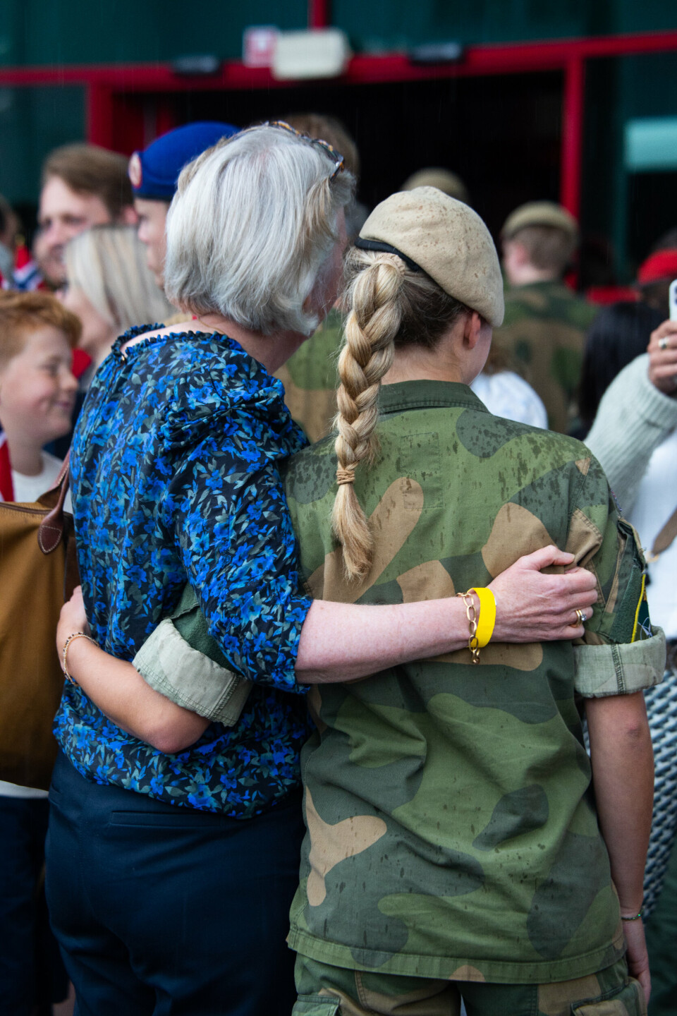 Soldater blir tatt imot av familie etter hjemkomst fra utenlandstjeneste i Litauen, etterfulgt av medaljeseremoni.