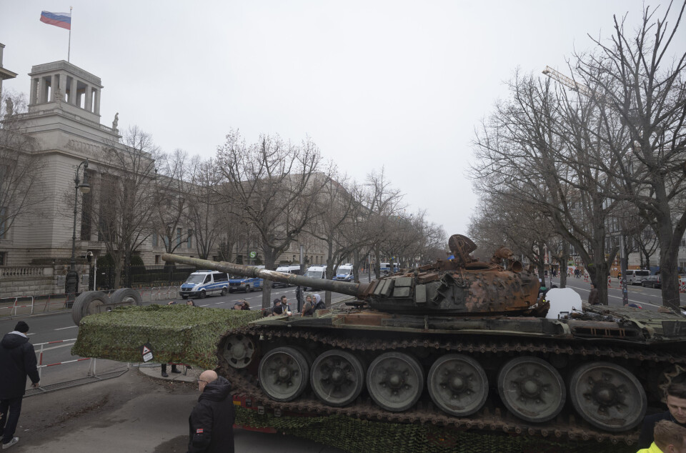 ØDELAGT: En russisk T-72 stridsvogn tatt av ukrainske soldater ble stilt ut foran den russiske ambassaden i Berlin i forbindelse med årsdagen for Russlands fullskala invasjon av Ukraina.