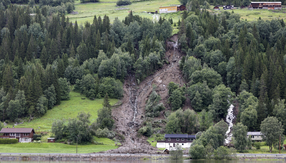 SKRED: Ekstremværet Hans har gjort ødeleggelser på veier og flere jordskred har gått rundt Holsfjorden i Hallingdal.