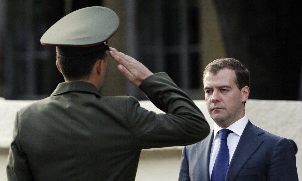 PRESIDENTEN: Daværende president Dmitry Medvedev (t.h.) under en medaljeseremoni for soldater som deltok i krigen mot Georgia, 18. august 2008.