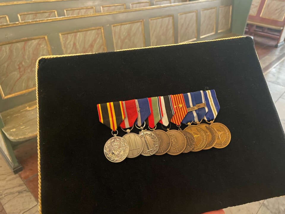 DEKORASJONER: Kjetil Hatlebrekkes dekorasjoner fra tjenesten i Forsvaret stod fremme under bisettelsen. Vennen Freddy Bolle bar dem ut fra kirken etter seremonien.