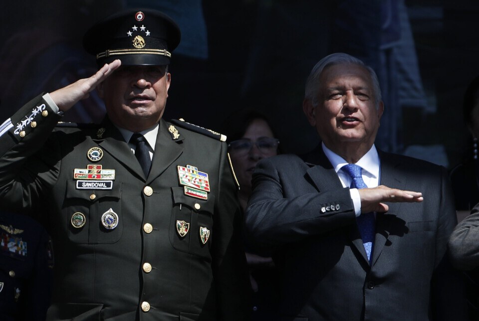 STARTER FLYSELSKAP: Mexicos forsvarsminister Luis Cresencio Sandoval (t.v.) og president Andres Manuel Lopez Obrador fotografert i februar 2020.