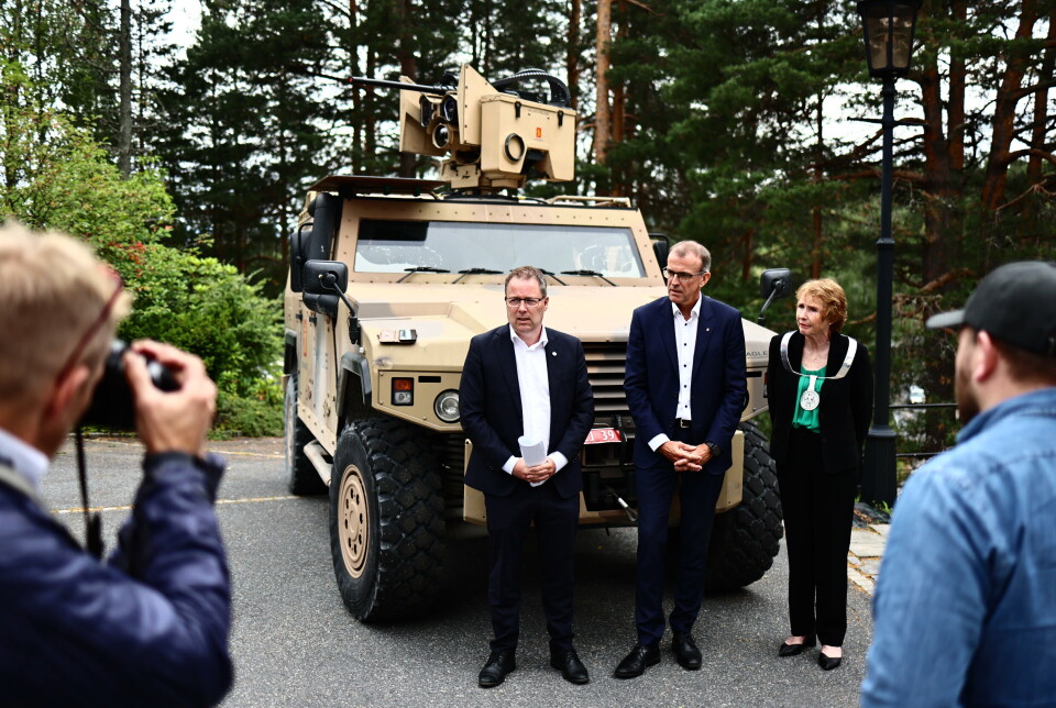 KONTRAKT: Forsvarsminister Bjørn Arild Gram (Sp) er i Kongsberg i forbindelse med en fersk avtale om å levere antidronesystemer til Ukraina. En RWS kan ses montert på toppen av kjøretøyet i bakgrunnen.