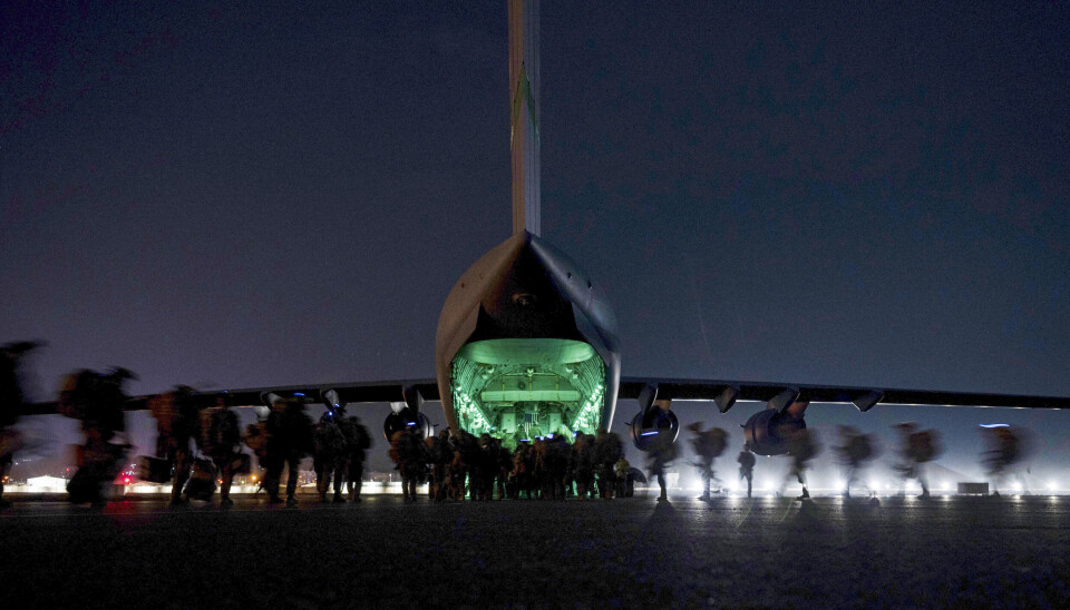 2021: Dette bildet fra 30. august 2021 og viser et amerikansk C-17 Globemaster III ved Hamid Karzai internasjonale flyplass. Det er to år siden de dramatiske dagene der internasjonale styrker trakk seg ut av afghanistan.