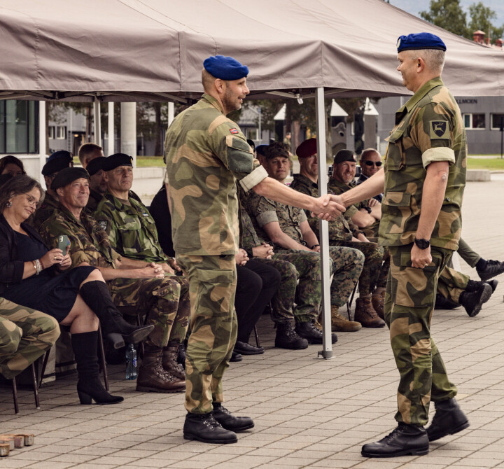 LYKKE TIL: Avtroppende sjef for Brigade nord, Pål Berglund, ønsker Terje Bruøygard lykke til i jobben.
