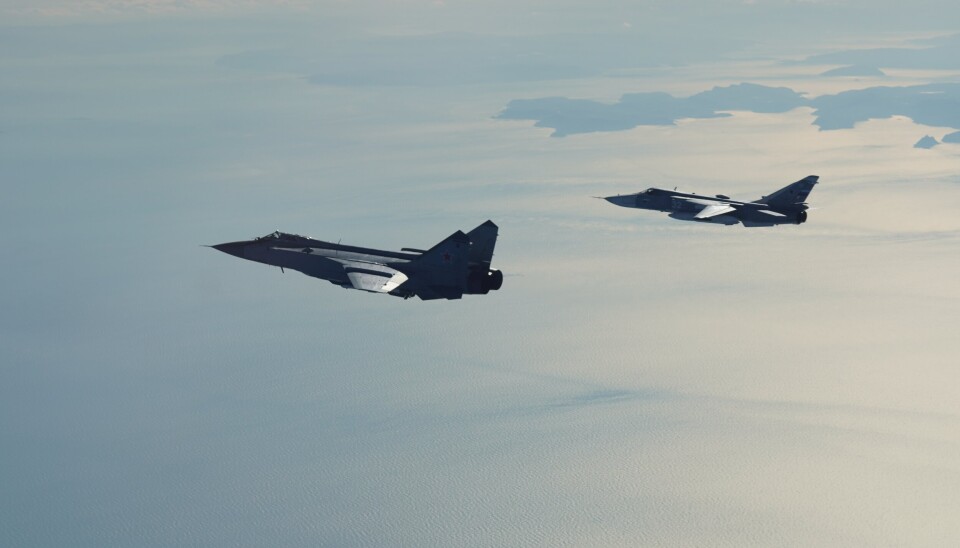 KAMPFLY: To russiske fly fotograft av et norsk F-35 9. august 2023. Til venstre: Et russisk MiG-31 med Nato-kallenavn Foxhound. Til høyre: Et russisk Sukhoj Su-24, med Nato-kallenavn «Fencer».