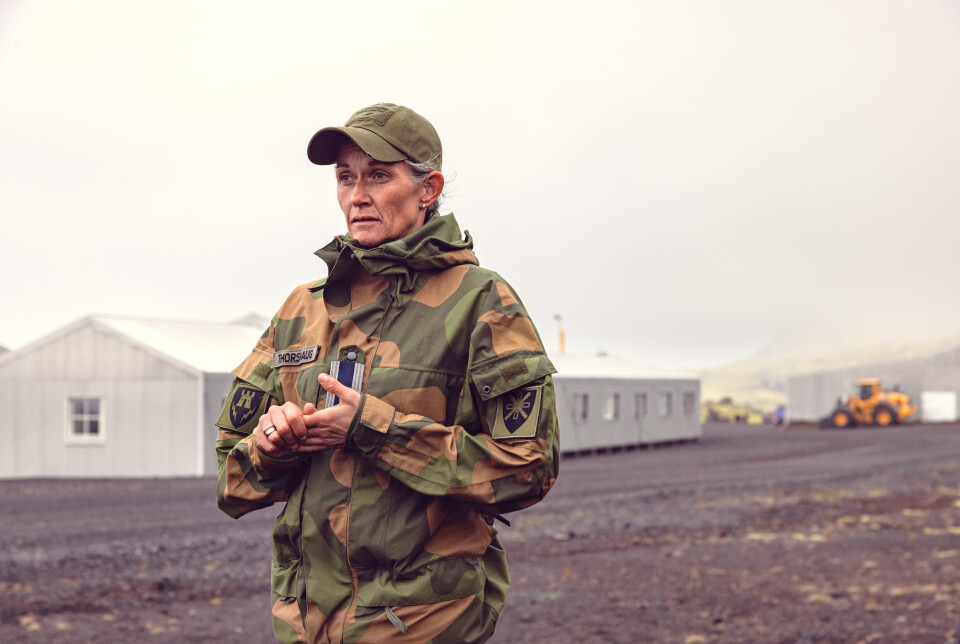 SVART PÅ HVIT: Oberstløytnant Cathrine Thorshaug-Wang, sjef for Cyberforsvarets base- og alarmtjenester og de ansatte på Jan Mayen forklarer at avtalen for kompensasjon står svart på hvitt.