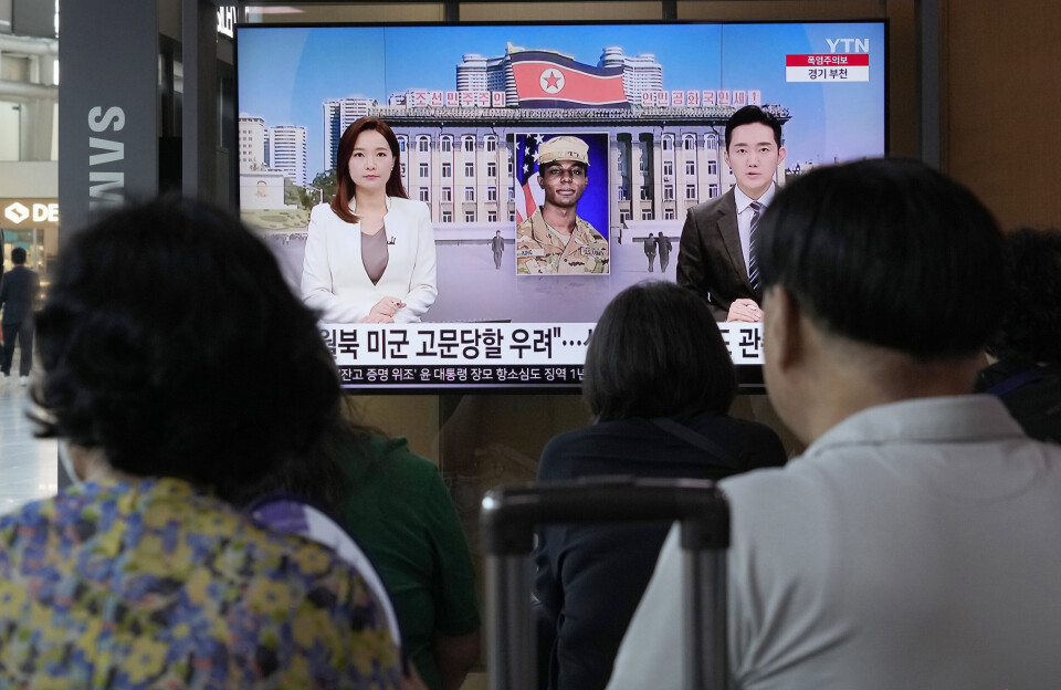 I NORD-KOREA: Travis King (i midten) er en amerikansk soldat som løp over grensen til Nord-Korea. Landet hevder at han ønsker å søke tilflukt der. Avbildet er en nyhetssending som ble vist i Seoul, lørdag 22. juli. I NORD-KOREA: Travis King (i midten) er en amerikansk soldat som løp over grensen til Nord-Korea. Landet hevder at han ønsker å søke tilflukt der. Avbildet er en nyhetssending som ble vist i Seoul, lørdag 22. juli.