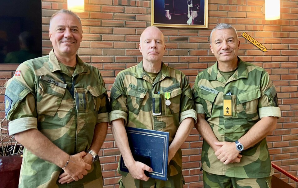 HEIMEVERNET: Medalje-mottaker Løvland i midten, flankert av sjef for HV-12 Jens Christian Junge (t.v.) og sjef for Heimevernet Frode Ommundsen (t.h.).