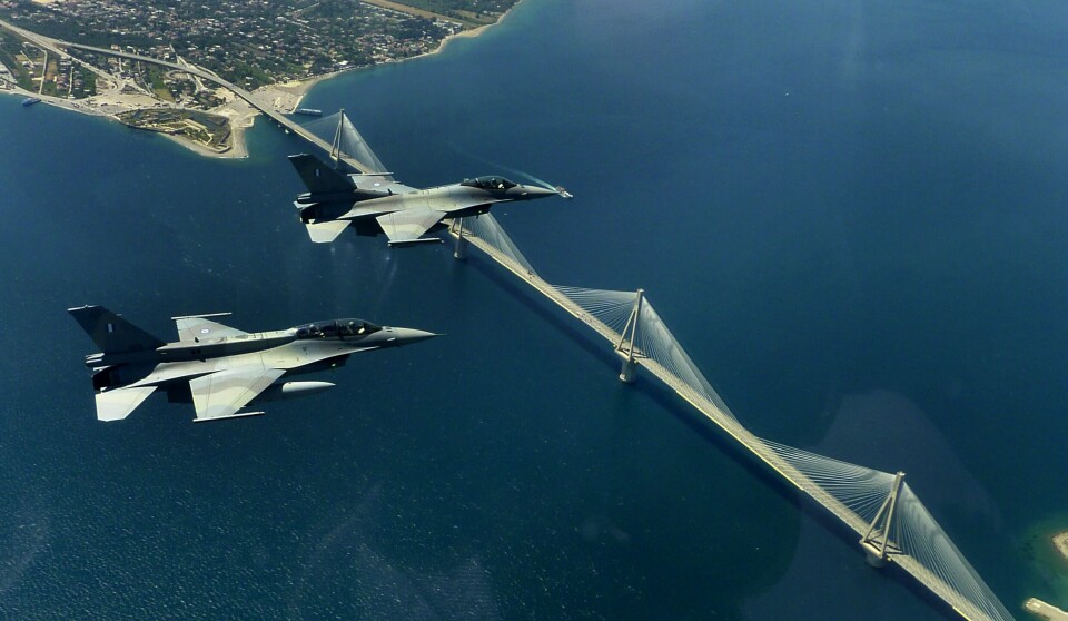 JAGERFLY: To F-16 tilhørende det greske luftforsvaret under en øvelse i 2010.
