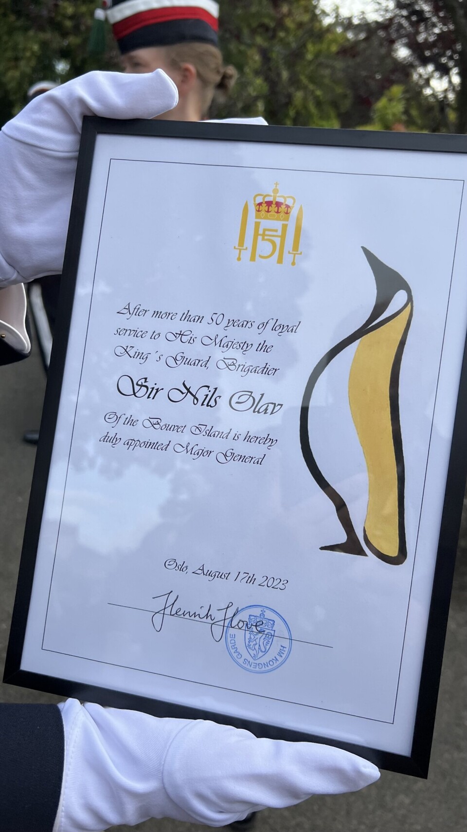 SVART PÅ HVITT: Et dokument med gardesjefens signatur og stempel bekrefter at Sir Nils Olav nå er
forfremmet til generalmajor.