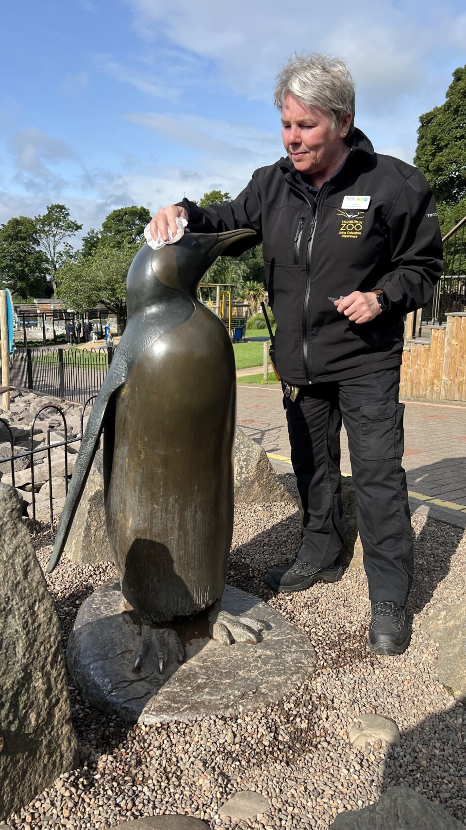 VASK OG PUSS: Alison Maclean sørger for at skulpturen av Sir Nils Olav III er ren til den store
seremonien. En lignende skulptur er plassert i Gardeleiren på Huseby.