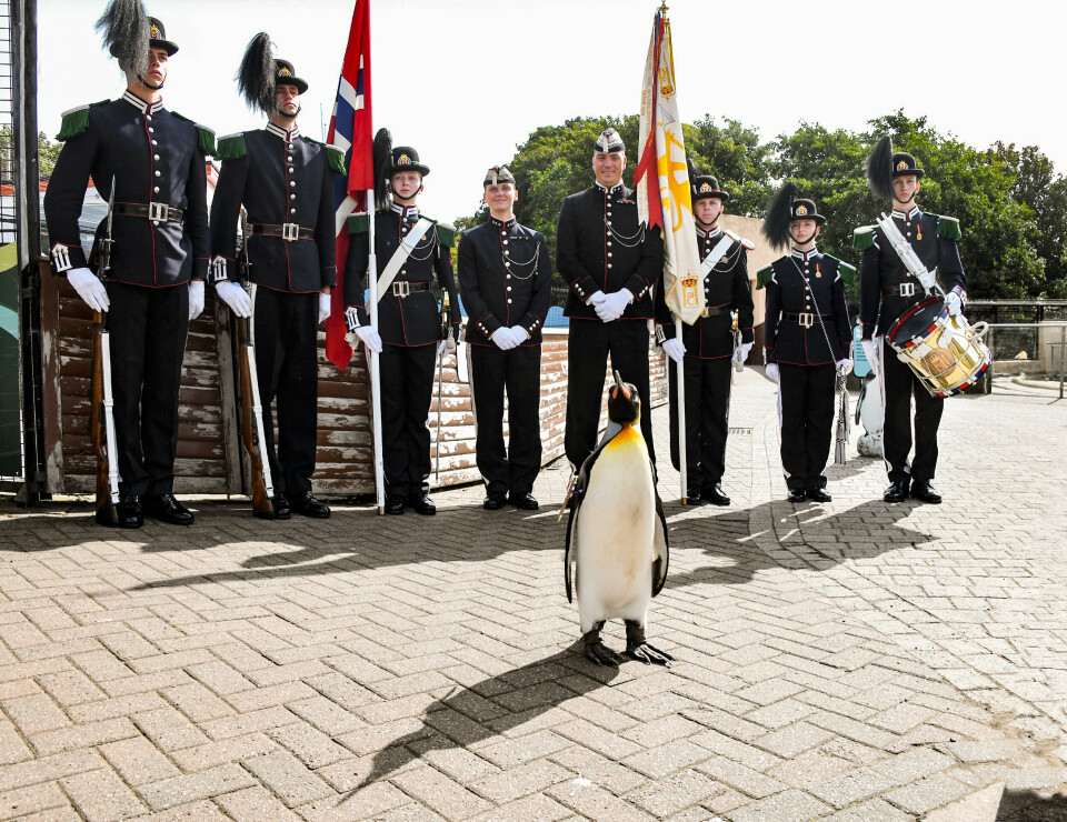 HØYTIDELIG: Den nyslåtte generalmajoren poserte sammen med blant andre gardesjefen under seremonien i Edinburgh dyrehage.
