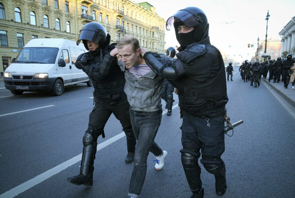 PROTEST: En demonstrant som protesterte mot mobilisering til Ukraina-krigen føres vekk av russisk politi i St. Petersburg 24. september 2022.
