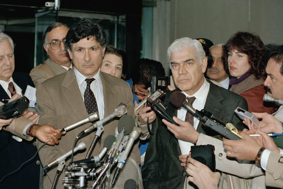 KRITISK: Palestina-aktivist og forfatter Edward Said (t.v.) sammen med Ibrahim Abu-Lughod under en pressekonferanse i 1988.