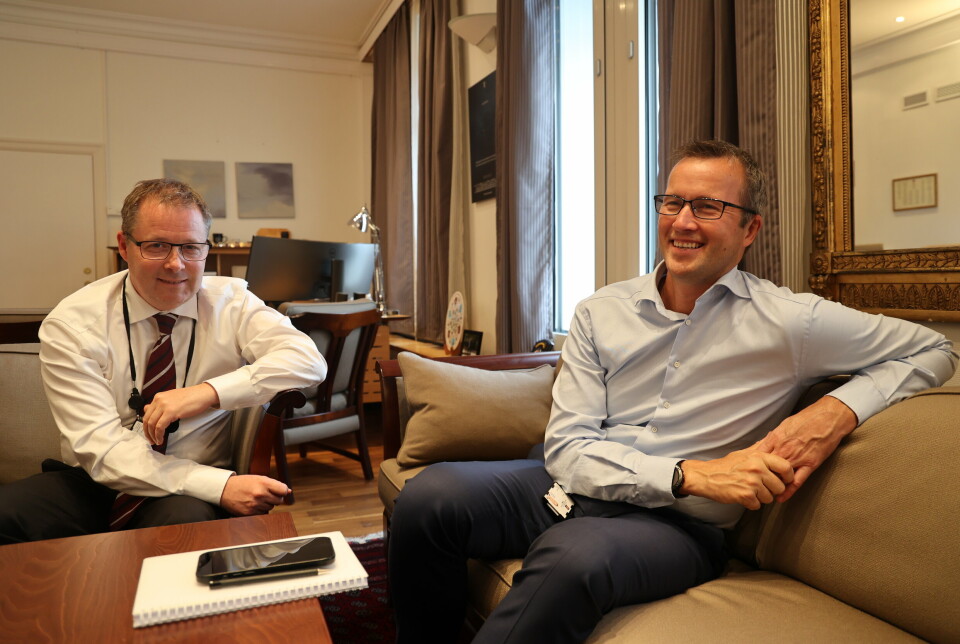 ENDRINGER: Forsvarsminister Bjørn Arild Gram (t.v.) og departementsråd Frede Hermansen går gjennom hvilke endringer som skal gjøres i sektoren framover.