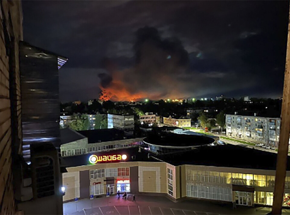 DRONEANGREP: Bildet viser flammer og røyk etter det som skal være et ukrainsk droneangrep i den russiske byen Pskov 29. august 2023.