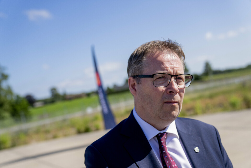 AKSJER: Forsvarsminister Bjørn Arild Gram sier at sakene knyttet til våpenproduksjon ved Nammo ikke ble behandlet som innsidesaker. Her er han under et besøk på Kongsberg Aviation Maintenance Services på Rygge.