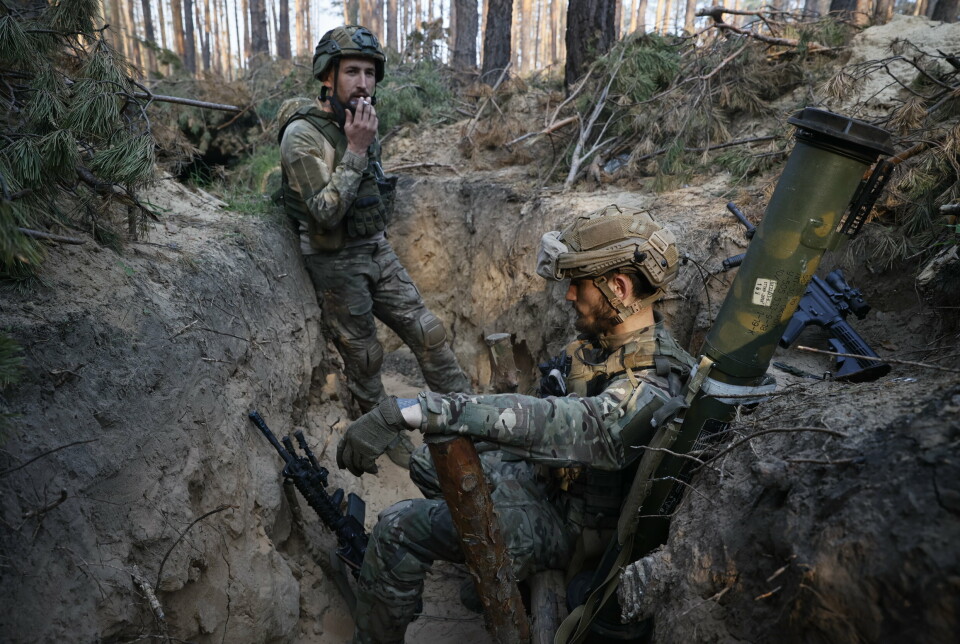 TAR PÅ: Ukrainske soldater tar en pause i en skyttergrav under kampoperasjoner ved fronten i Ukraina.