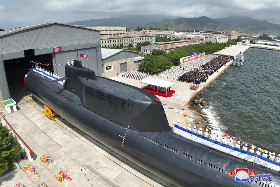 ATOMVÅPEN: Nord-Korea viste frem sin nyeste ubåt. Den kan utstyres med atomvåpen og har fått navnet «Helten Kim Gun-ok».