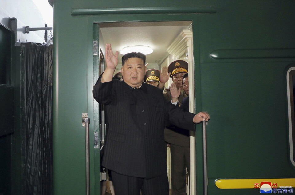 TOG: Kim Jong-un vinker farvel fra toget i Pyongyang., før avgang til Russland.