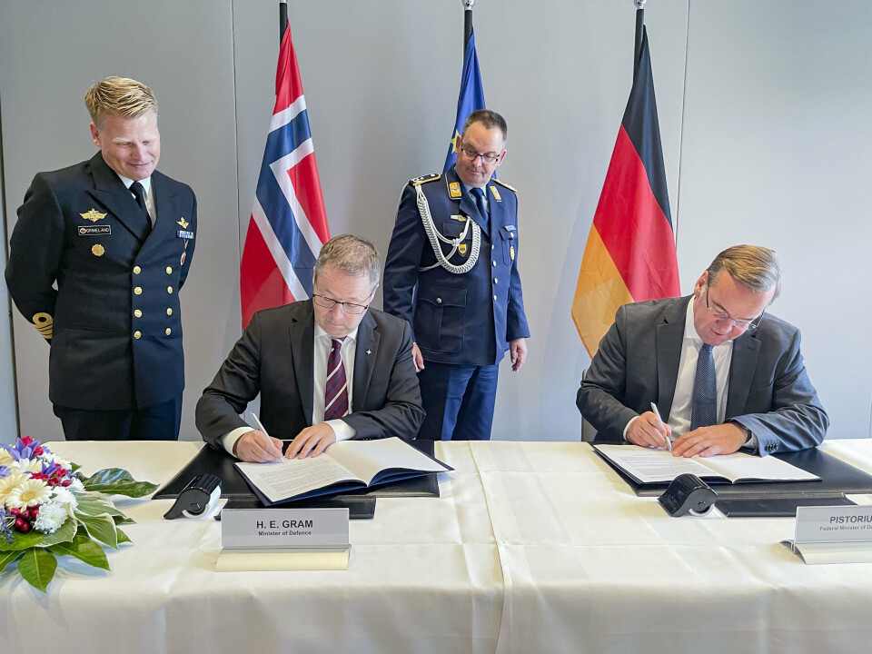 KIEL: Forsvarsminister Bjørn Arild Gram signerte en avtale om tettere forsvars- og sikkerhetssamarbeid med sin tyske kollega Boris Pistorius tirsdag.