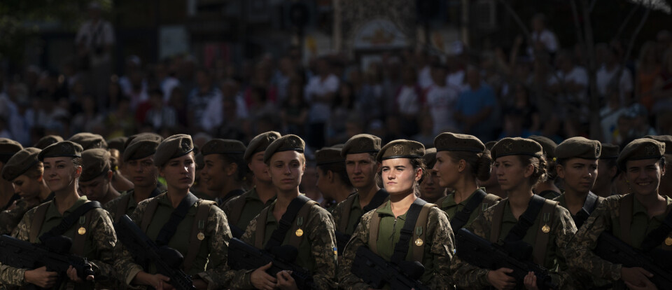 Kvinnelige soldater i Ukraina får egne uniformer