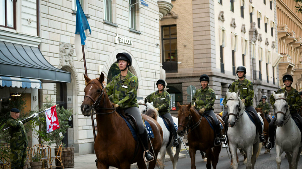 FEIRING: Den svenske livgarden øvde torsdag til den store paradedagen.