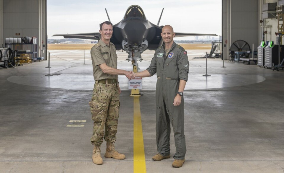«GOD TUR»: Prins Joachim sier farvel til piloten som skal fly det første F-35-flyet til Danmark. Bildet er tatt før avgang i Texas.