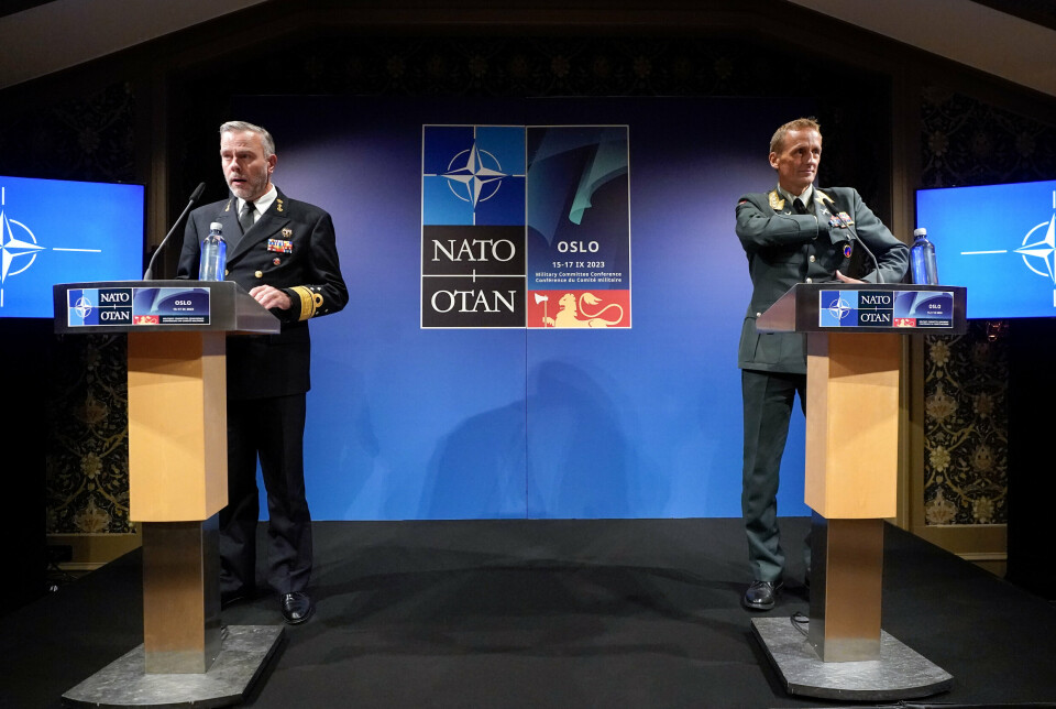 BUDSJETTER: Natos militære sjef, admiral Rob Bauer og forsvarssjef Eirik Kristoffersen møtte pressen i Oslo lørdag kveld.