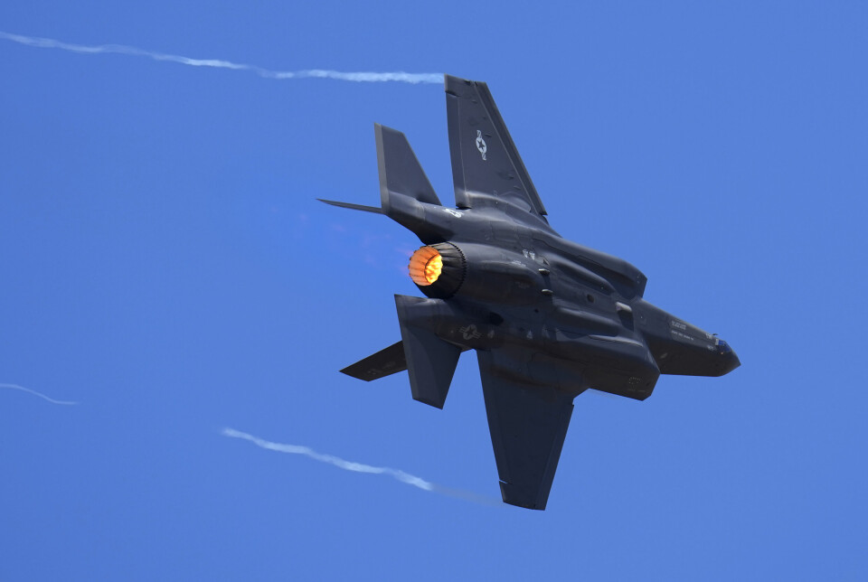 VRAKRESTER FUNNET: Dagen etter at en pilot skøyt seg ut av et F-35-fly i USA har letemannskapet funnet deler av det.
