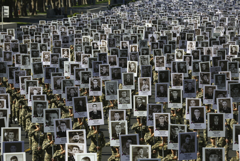 DREPT: Konflikten har allerede kostet mange tusen liv på begge sider. Bildet er fra en minneparade for falne soldater i Aserbajdsjan i 2021.