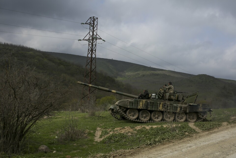 HØYT KONFLIKTNIVÅ: Armenske soldater patruljerer på en stridsvogn nærme landsbyen Madaghis i Nagorno-Karabakh i april 2016.