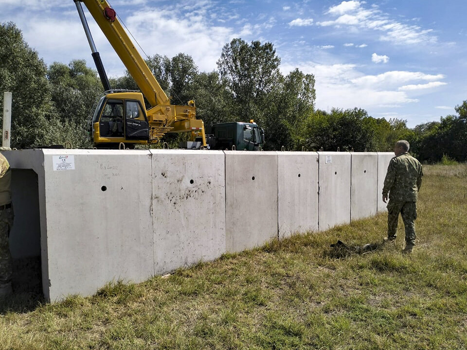 BETONGFORSVAR: Det rumenske forsvaret har satt opp tilfluktsrom til innbyggerne landsbyen Plauru.
