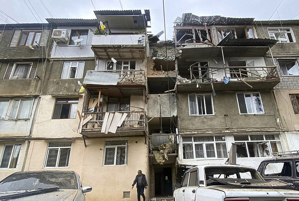 BESKYTNING: En skadet boligblokk etter angrep i Stepanakert i Nagorno-Karabakh tirsdag.