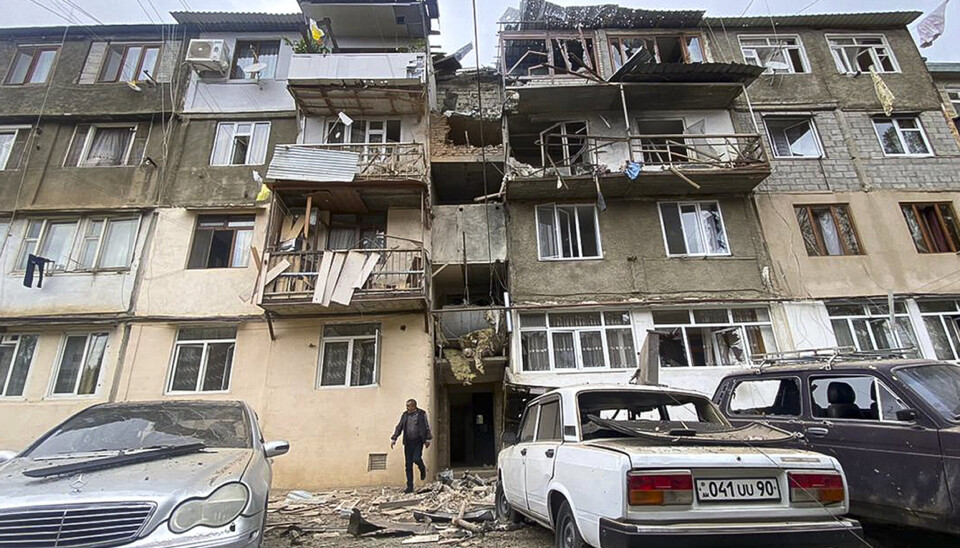 DESTRUKSJON: Skadde bygninger i Stepanakert etter at Aserbajdsjan har beskutt byen.