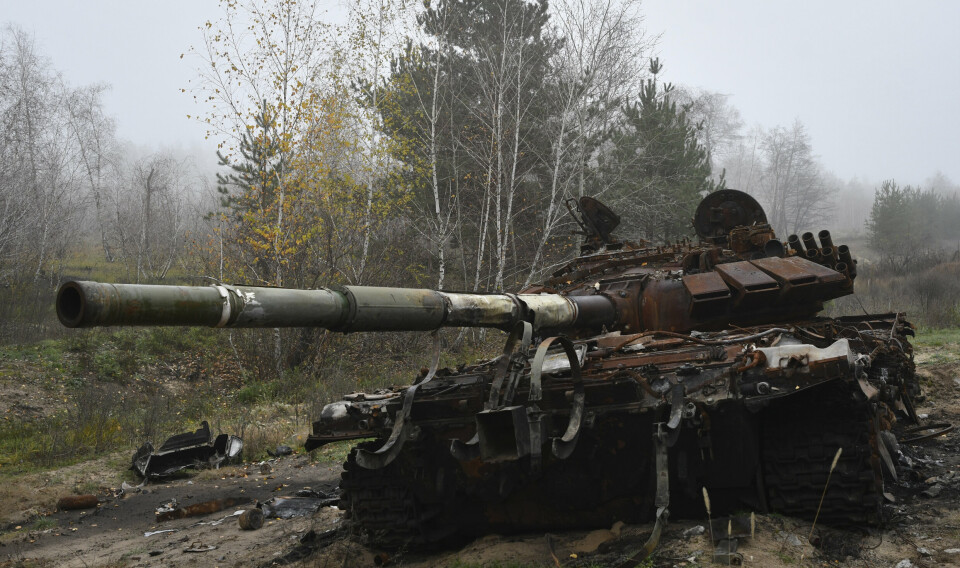PANSERBEKJEMPELSE: En ødelagt russisk stridsvogn utenfor byen Yampil i Ukraina 9. november 2022.