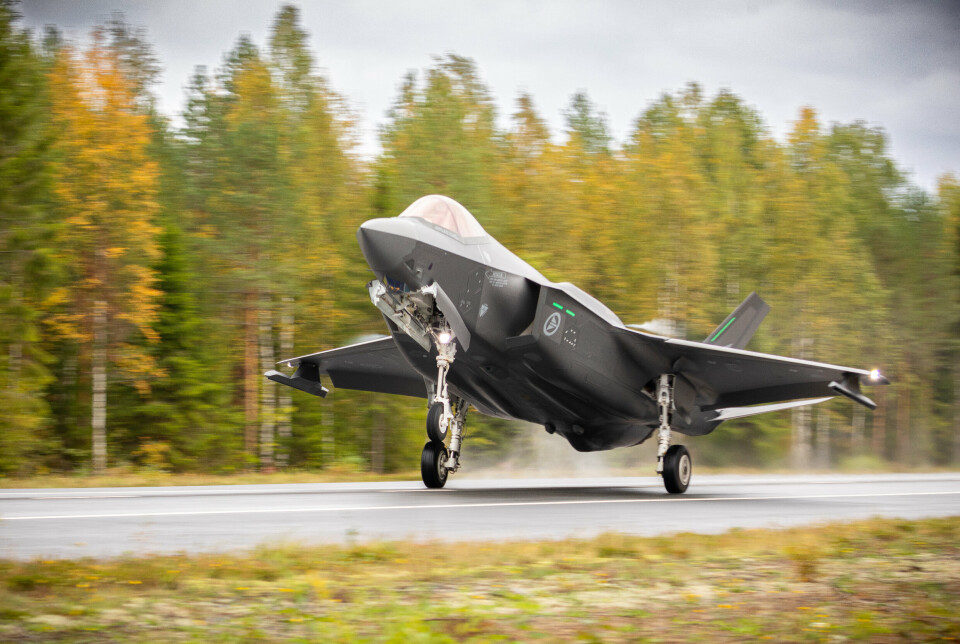 FØRSTE GANG: Aldri før har et F-35A landet på en motorvei. Torsdag landet norske F-35-fly på en motorvei i Finland.