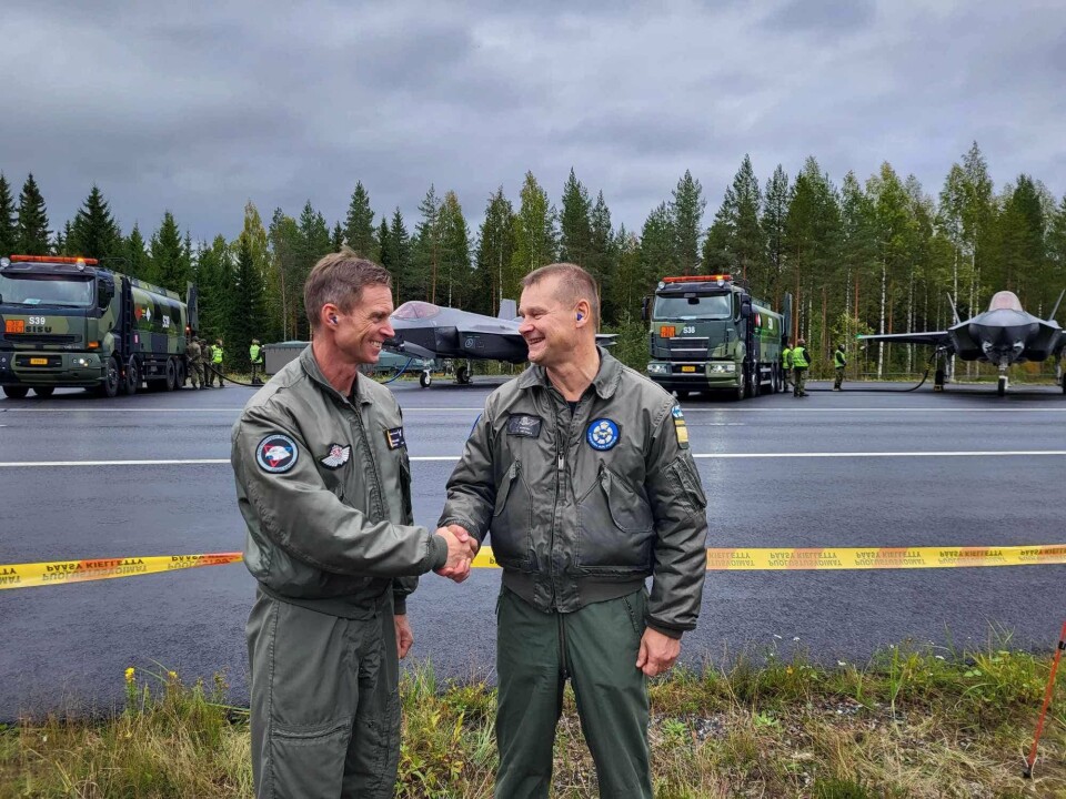 NORDISK SAMARBEID: Sjef i Luftforsvaret Rolf Folland takker sin finske kollega Juha-Pekka Keränen for samarbeidet.