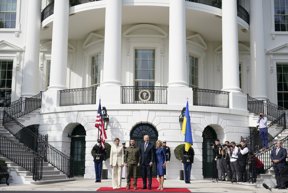 DET HVITE HUS: President Joe Biden, førstedame Jill Biden ønsker den Ukrainas president Volodymyr Zelenskyj og hans kone Olena Zelenska, torsdag 21. september 2023.