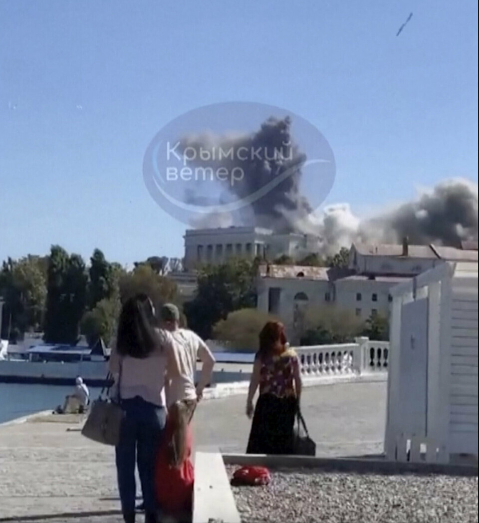 KRYM: Et bilde hentet fra en film lagt ut i sosiale medier fredag, viser en rakett i øyeblikket før den slår ned i den russiske Svartehavsflåtens hovedkvarter på Krym.