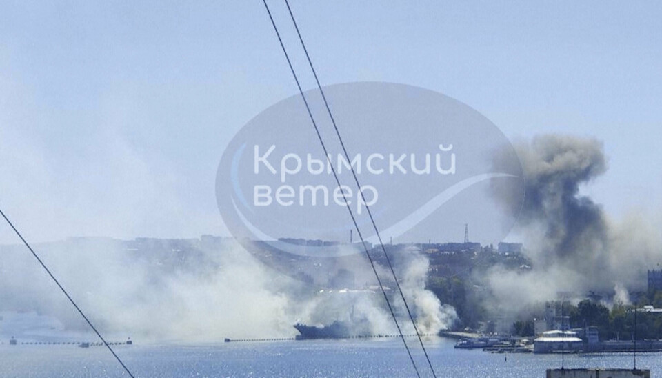 ANGREP: Et bilde hentet fra film lagt ut i sosiale medier viser røyk som stiger opp fra den russiske Svartehavsflåtens hovedkvarter på Krym fredag.
