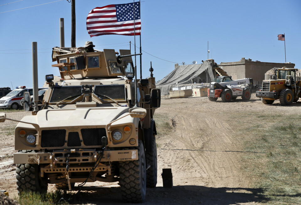 ILLUSTRASJON: En amerikansk soldat på vei ut fra Manbij i Nord-Syria i 2018.